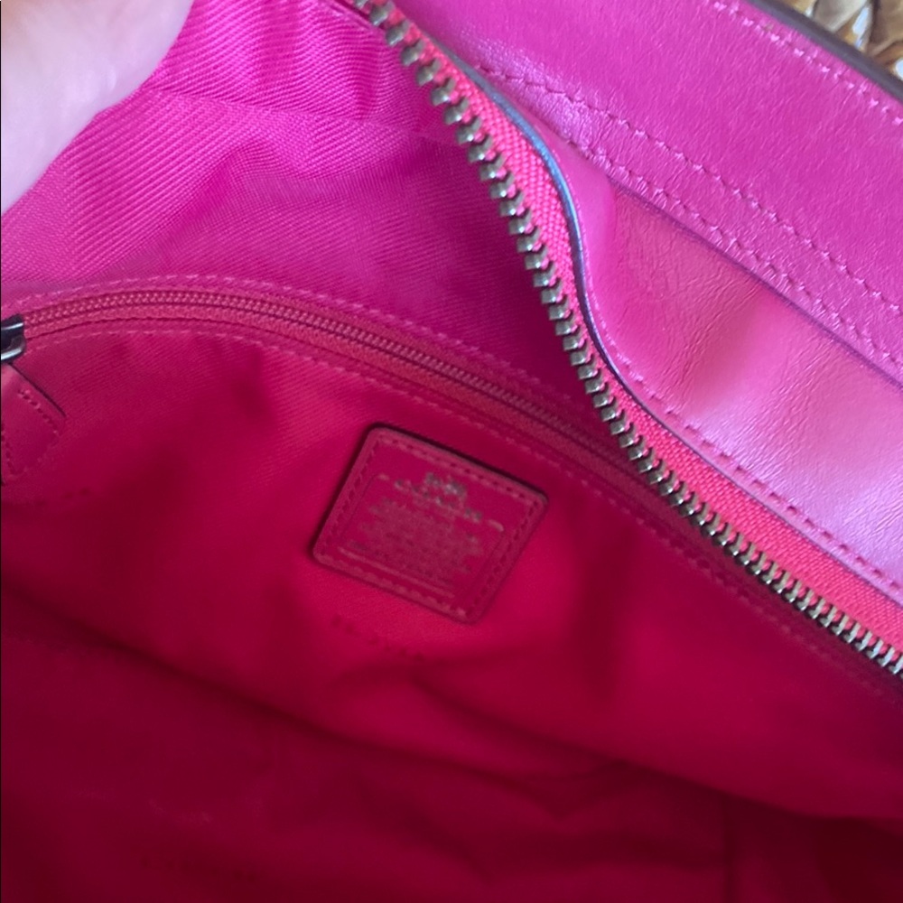 Gorgeous Coach Pink Leather Handbag - Picture 5 of 8